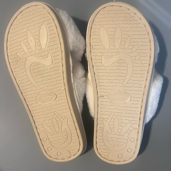 White fuzzy slippers (never worn) - Picture 2 of 2